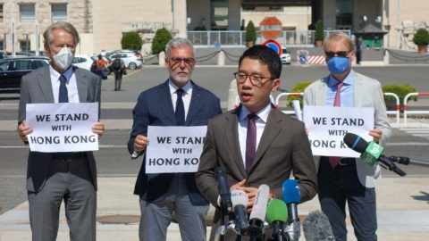 Di Maio incontra il ministro degli Esteri cinese, i parlamentari alzano la voce su Hong Kong