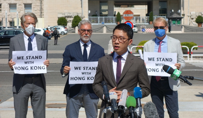 Di Maio incontra il ministro degli Esteri cinese, i parlamentari alzano la voce su Hong Kong